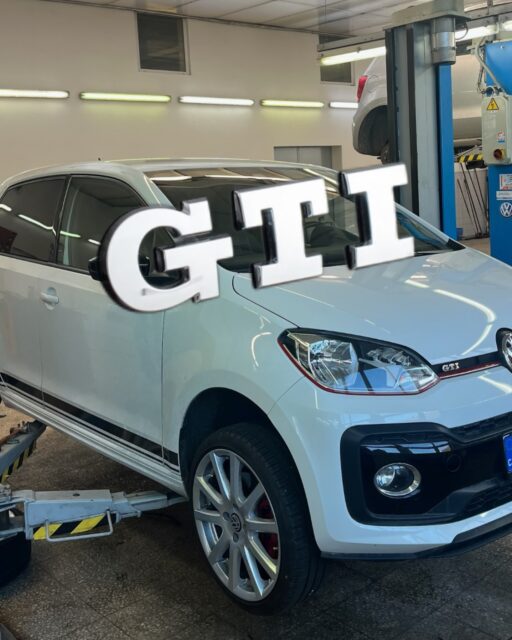 🚗 VW UP! GTI v naší péči 🚗

Tento malý, ale výkonný dravec s výkonem 85 kW (115 koní) a točivým momentem 200 Nm nás navštívil na pravidelnou servisní prohlídku. V rámci údržby jsme se postarali o výměnu zadních bubnových brzd, aby mohl na silnici znovu zazářit svou typickou agilností a precizním ovládáním.

🔧 Technické detaily vozu a provedené práce:
➡️ Motor: 1.0 TSI tříválec – turbo, který vyniká nejen výkonem, ale i nízkou spotřebou.
➡️ Zrychlení: Z 0 na 100 km/h za pouhých 8,8 sekundy – není divu, že bezpečnost je u tohoto prcka prioritou.
➡️ Výměna brzd: Původní bubnové brzdy vykazovaly opotřebení. Pro zajištění optimální funkčnosti jsme instalovali:
✔️ Nové brzdové válce
✔️ Kompletní sadu brzdových čelistí a pružin
✔️ OEM díly s dlouhou životností a přesnými specifikacemi
➡️ Kontrola dalších komponent: Pro jistotu jsme zkontrolovali brzdovou kapalinu, čepy a ložiska kol – vše v pořádku!

💡 Co je na tomto voze jedinečné?
VW UP! GTI přináší radost z jízdy díky kompaktním rozměrům, sportovnímu podvozku a pevnému řízení. Právě proto je důležité, aby vše fungovalo na 100 %.

📞 Máte podobného dravce?
Nechte si své auto zkontrolovat našimi odborníky. Přijedete, my se postaráme, a odjíždíte s pocitem jistoty a bezpečí!

📩 Pište nám do DM nebo nás najdete na www.autanaklic.cz.

#VWUPGTI #HotHatch #ServisNaKlic #BezpecnaJizda #AutaNaKlic #BubnoveBrzdy #PecujemeOAuta #ZabavaNaSilnici