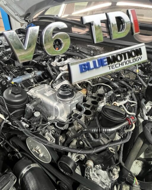 🚙 VW Touareg 3.0 TDI – Ztrácející se chladivo

Tento prémiový SUV s motorem 3.0 TDI V6 (193 kW) k nám přijel se závadou, která si žádala odbornou péči. Majitel si všiml zvýšené spotřeby chladicí kapaliny, což je u tohoto motoru často spojené s problémem EGR ventilu a chladiče.

🔧 Co jsme řešili?
➡️ Diagnostika a výměna: Nejprve jsme provedli detailní diagnostiku, abychom přesně odhalili příčinu problému. Po potvrzení závady jsme namontovali nový originální díl, který zajistí spolehlivý chod motoru a správné chlazení.
➡️ EGR ventil a chladič: U tohoto modelu je vše integrováno do jednoho dílu. Starý díl vykazoval známky opotřebení, což vedlo k únikům a špatné regulaci teploty motoru.

💡 Proč je to důležité?
✔️ Zvýšená spotřeba chladicí kapaliny může vést k přehřívání motoru, což je riziko pro jeho životnost.
✔️ Funkční EGR ventil je klíčový pro regulaci emisí i správný výkon motoru.

📞 Máte podobný problém nebo potřebujete servis?
Víme, že i prémiová auta potřebují odbornou péči. Kontaktujte nás – postaráme se o váš vůz na klíč, ať už jde o pravidelný servis nebo řešení závad.

📩 Pište do DM nebo nás najdete na www.autanaklic.cz.

#VWTouareg #ServisNaKlic #AutaNaKlic #EGRventil #Diagnostika #3.0TDI #SpolehlivostNaCestach #Amarok #Cayenne #AudiQ7 #AudiQ8