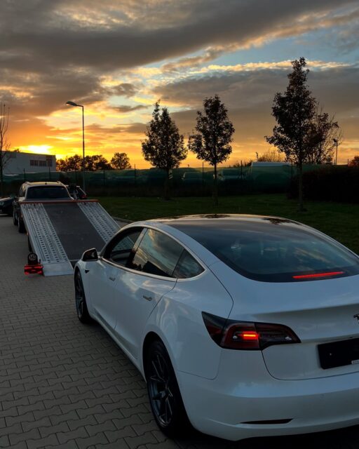 Tesla Model 3: Stav baterie SOH🔋

Klient zvažoval koupi Tesly Model 3 z roku 2020 s nájezdem 89 000 km. Naším úkolem bylo ověřit stav vozu, zejména baterie, která je u elektromobilů klíčová.

Diagnostika ukázala SOH baterie na úrovni 93 %, což je při tomto nájezdu vynikající hodnota. Tento stav potvrzuje, že baterie byla správně používána a udržována. Kromě toho jsme zkontrolovali podvozek, brzdy i software, a výsledkem byla jistota, že auto je v skvělé kondici.

Díky naší důkladné kontrole získal klient jistotu, že investuje do vozu, který bude dlouhodobě spolehlivý. Profesionální inspekce je klíčem k bezpečnému nákupu elektromobilů!✅

#TeslaModel3 #DiagnostikaBaterie #SOHBaterie #Elektromobilita #AutaNaKlic #KontrolaVozu #NákupBezRizika #TeslaLife #AutoInspekce #Elektroauta #SOH #StateOfHealth